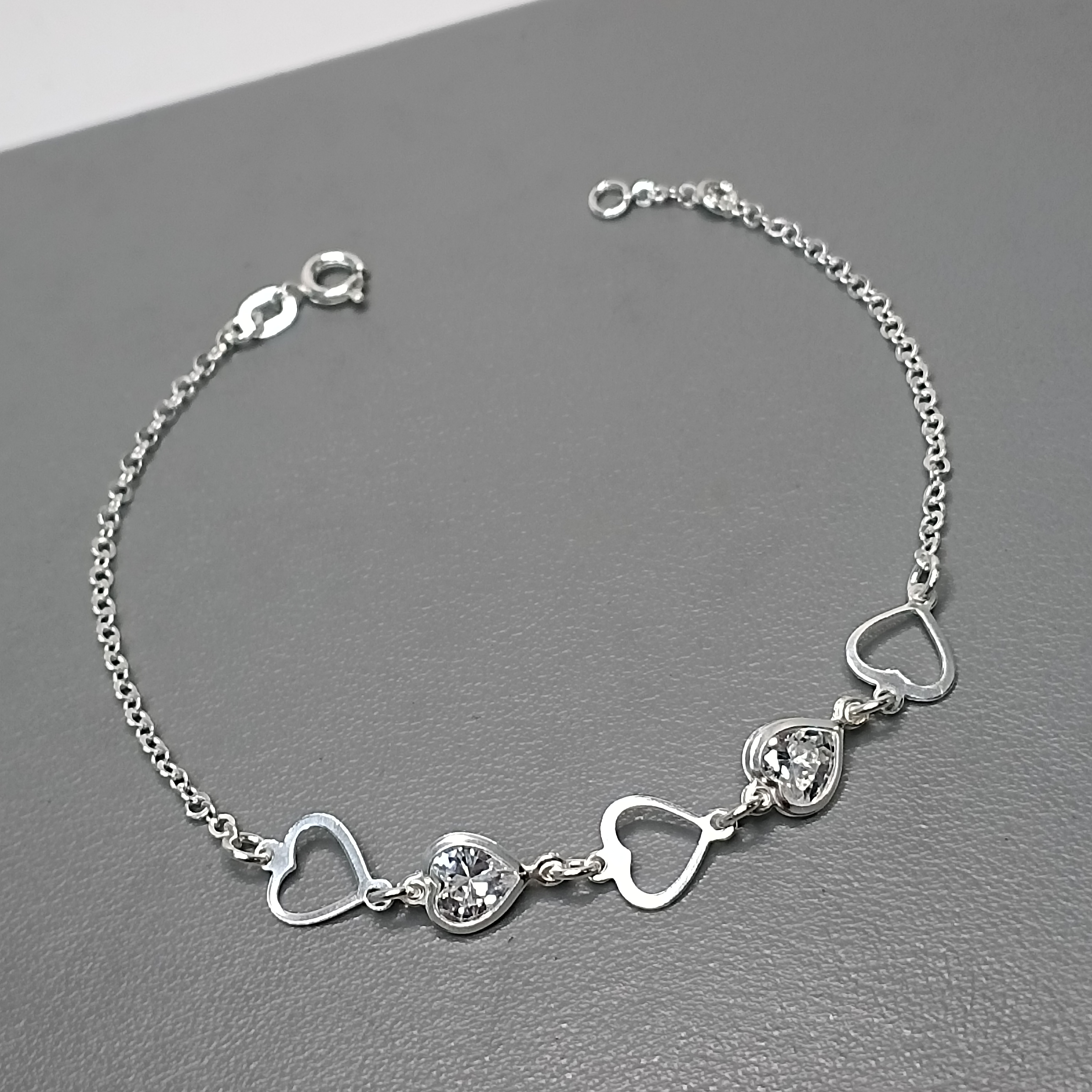 Pulseira De Prata 2 Zirconias Coração 3 Corações Vazados Intercalado Meio Cod:PU-54