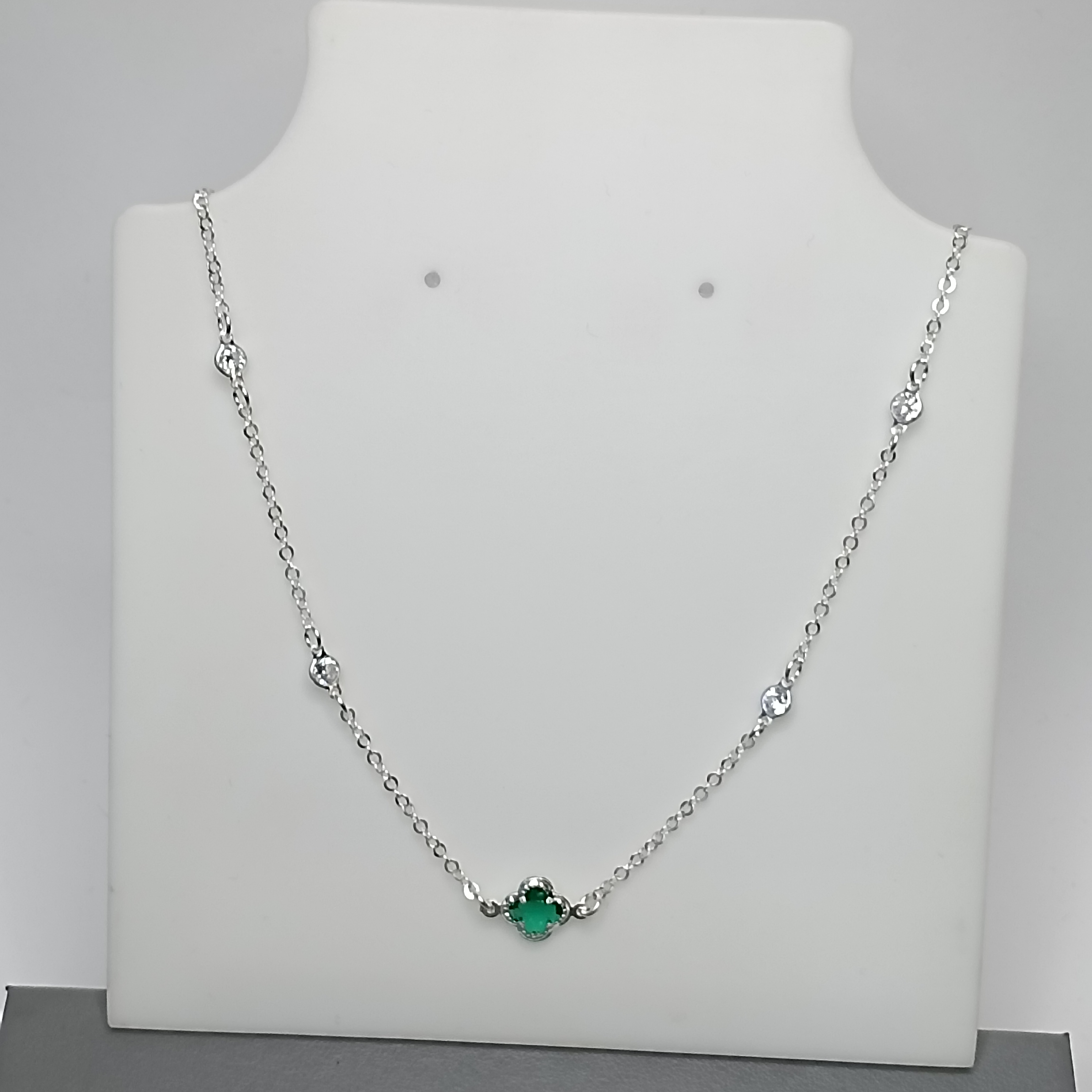 Gargantilha De Prata Trevo Pequeno Verde Lapidado Meio 4 Zirconia Fio 45cm Cod:MD