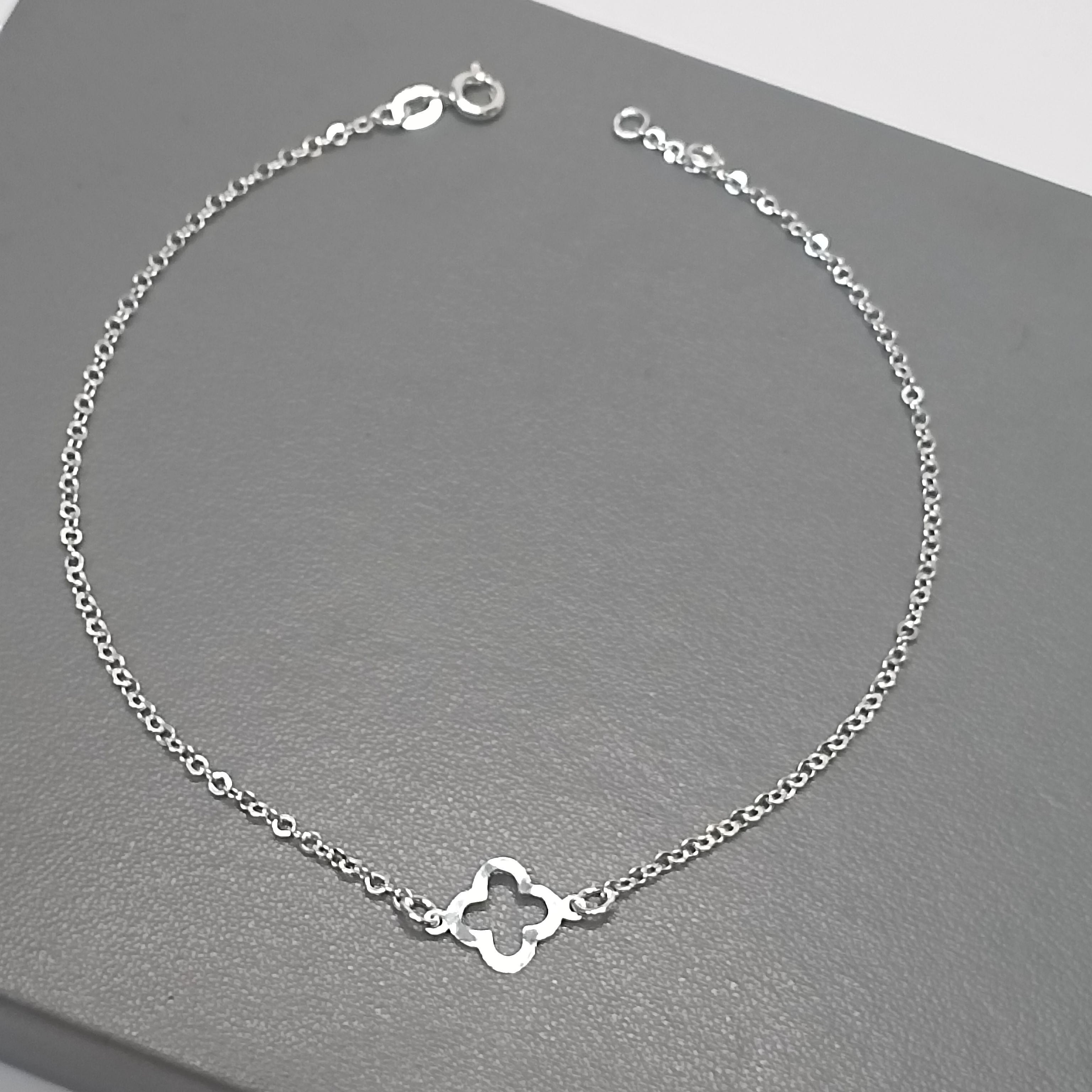 Tornozeleira De Prata Trevo Vazado Meio Cod:TOR-01