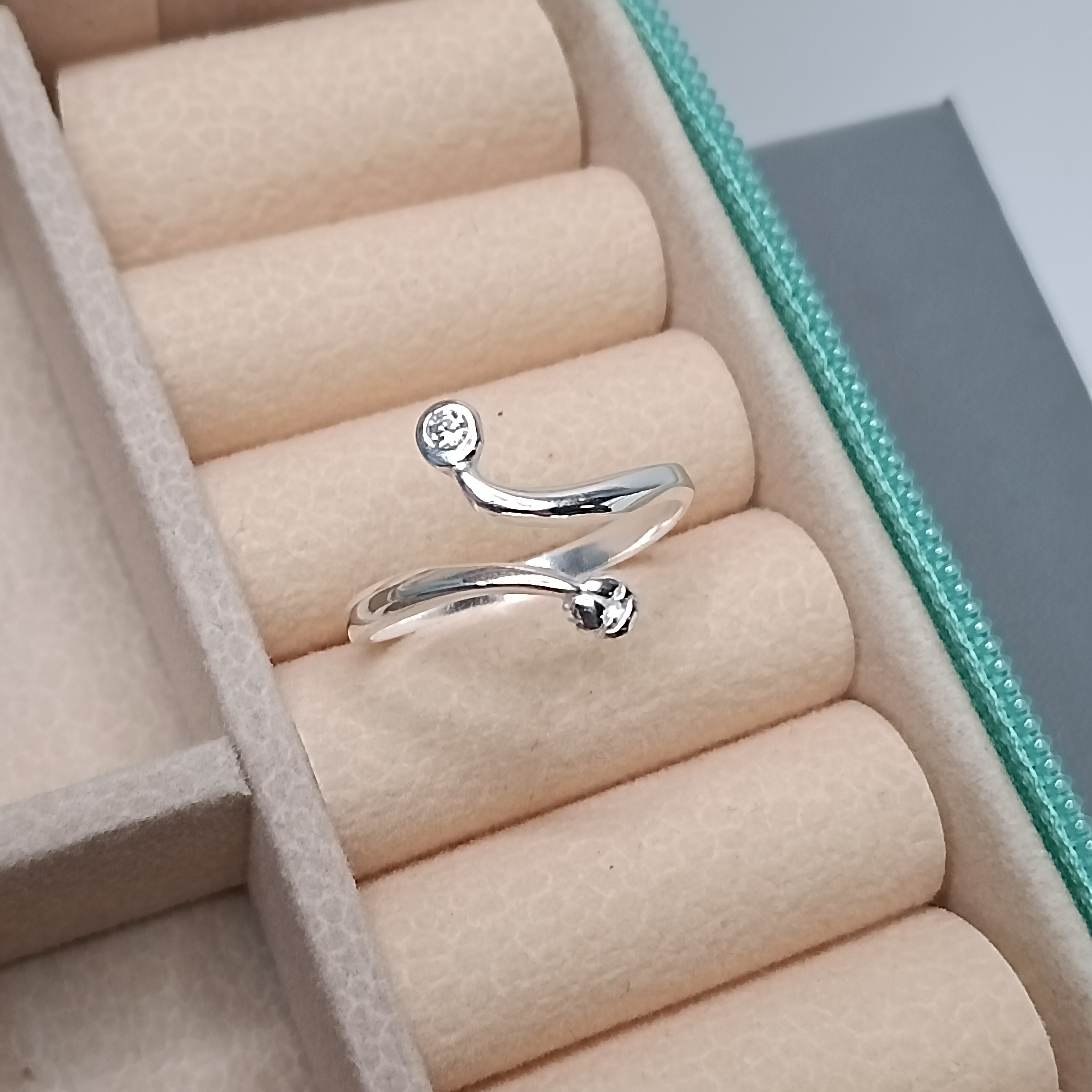 Anel De Prata Falange Aberto Com 2 Pontas 1 De Zirconia 1 De Florzinha (Ref:2376)