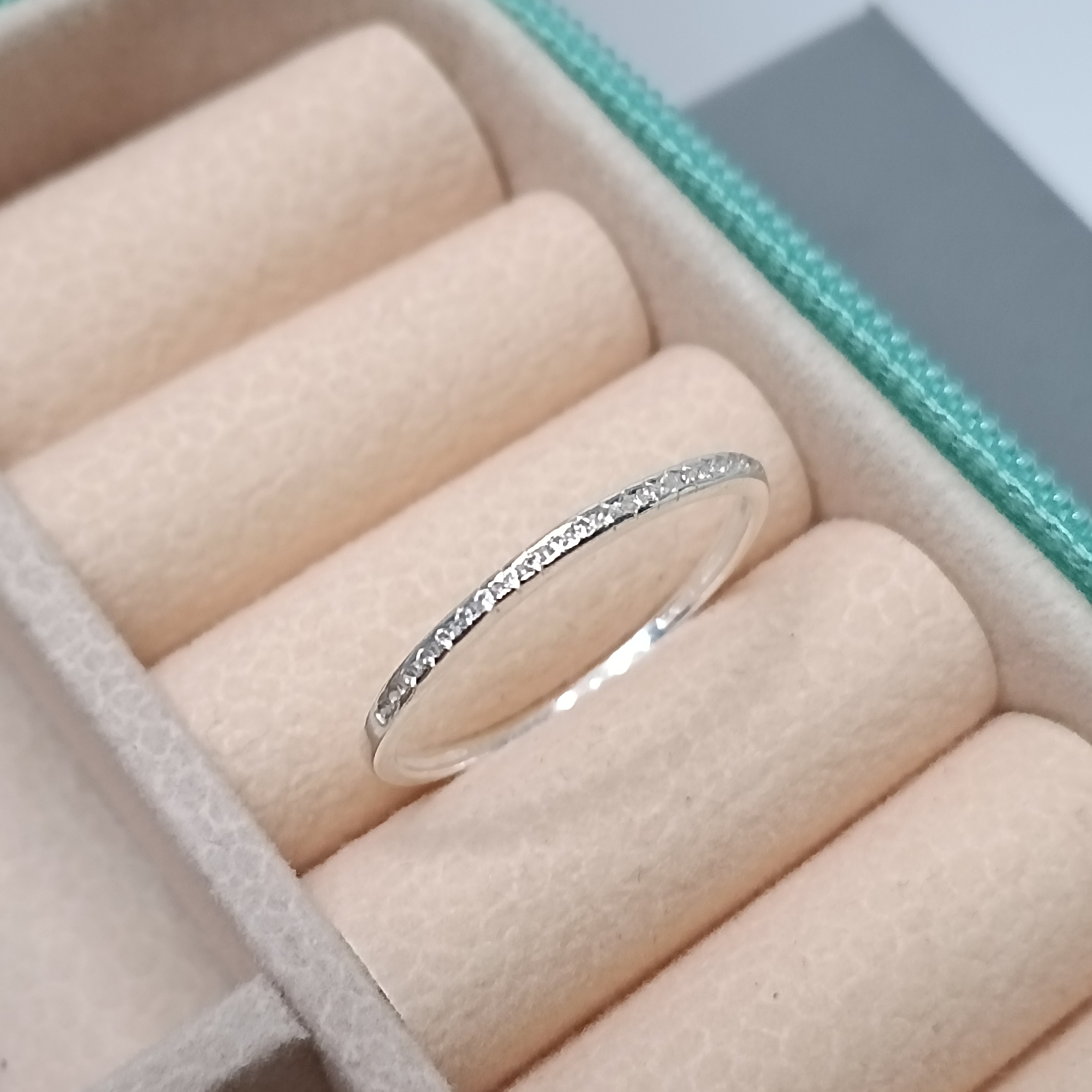 Meia Aliança De Prata Cravejada 22 Zirconia (Ref:2132)