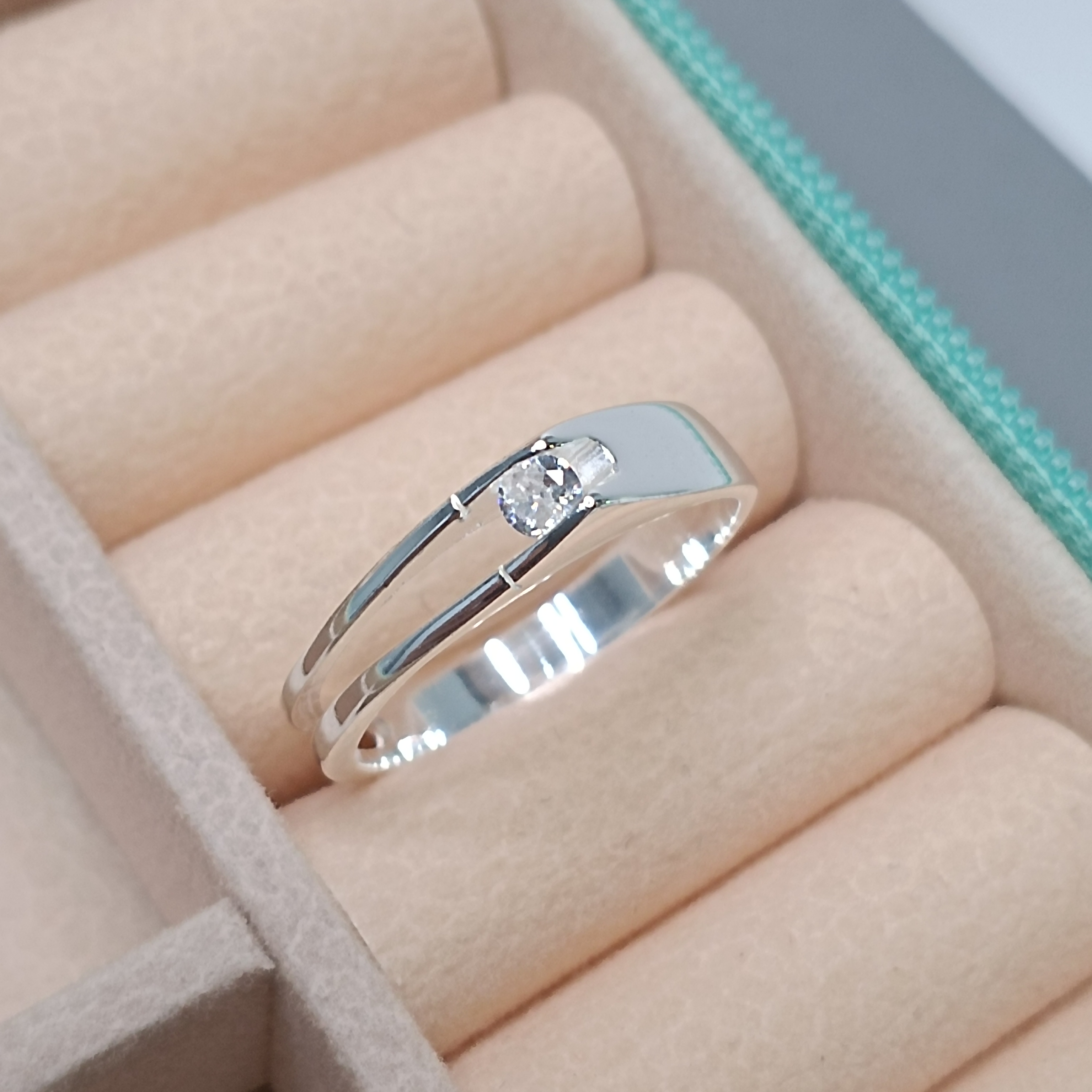 Anel De Prata Tipo Chapa Vazada Com Zirconia Canto Cod:ANI-47 (Ref:0722)