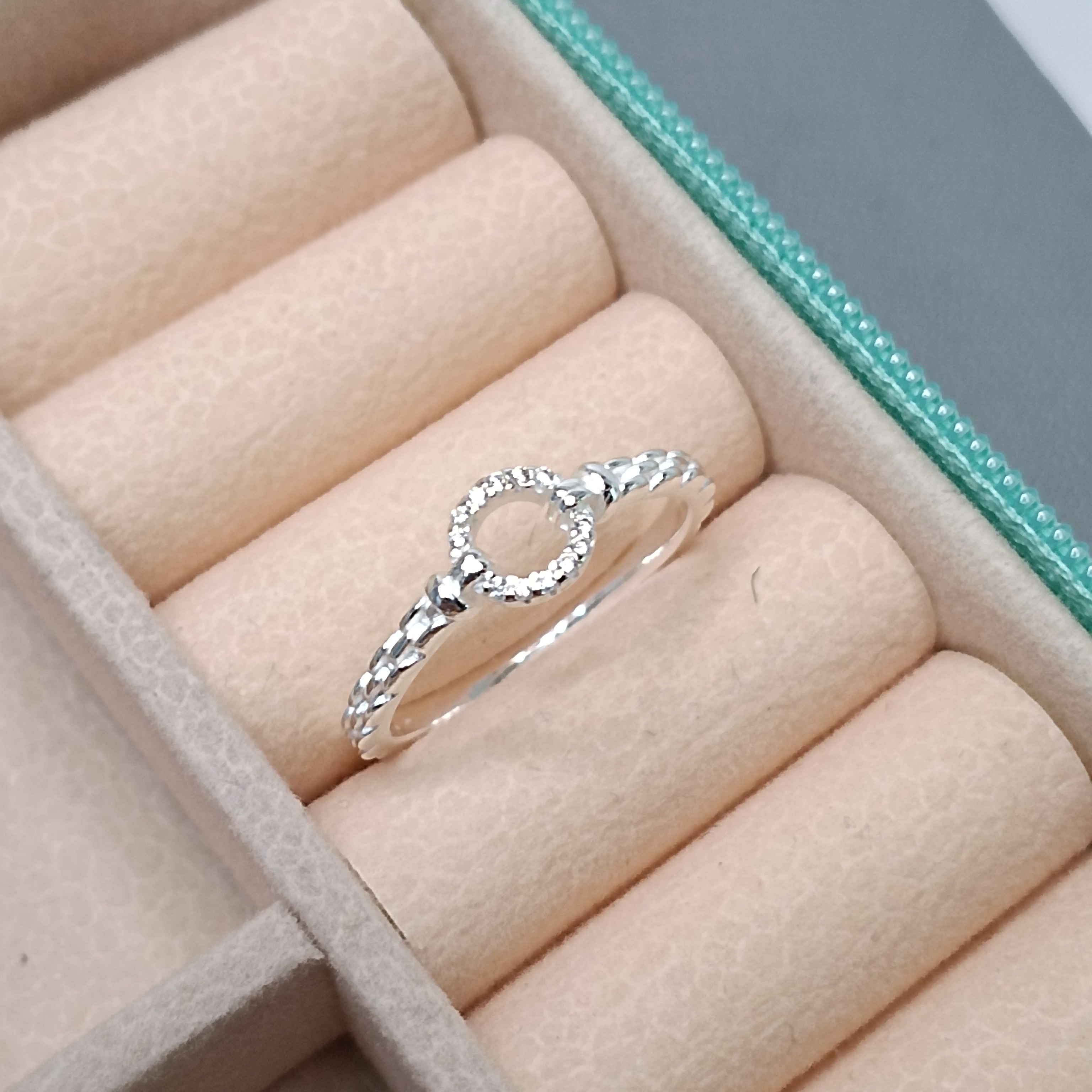 Anel De Prata Aro Trabalhado Com Circulo Vazado Bordas Com Zirconias Cod:ANI-48 (Ref:2282)