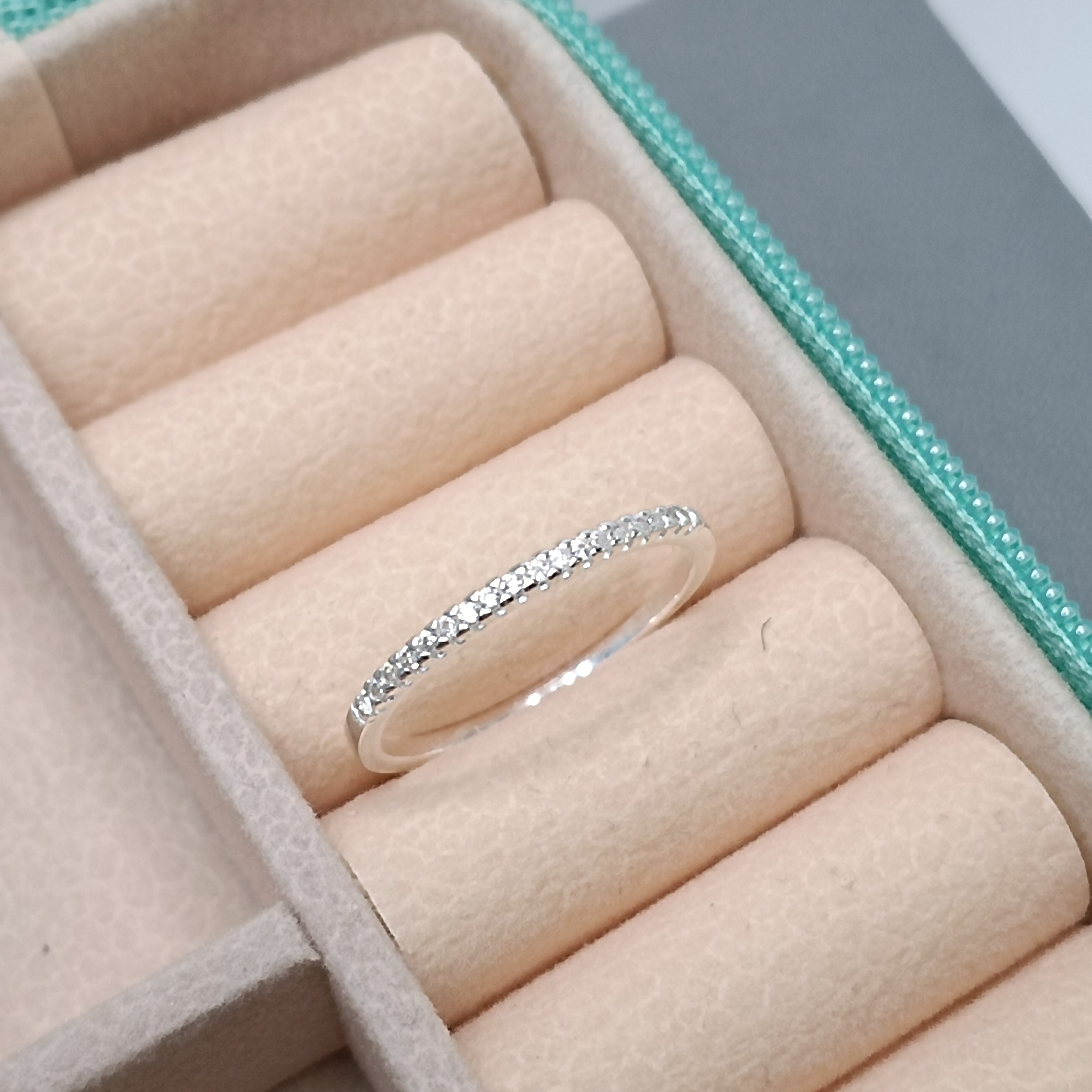 Meia Aliança De Prata Cravejada 18 Zirconia Cod:ANI-55 (Ref:2355)