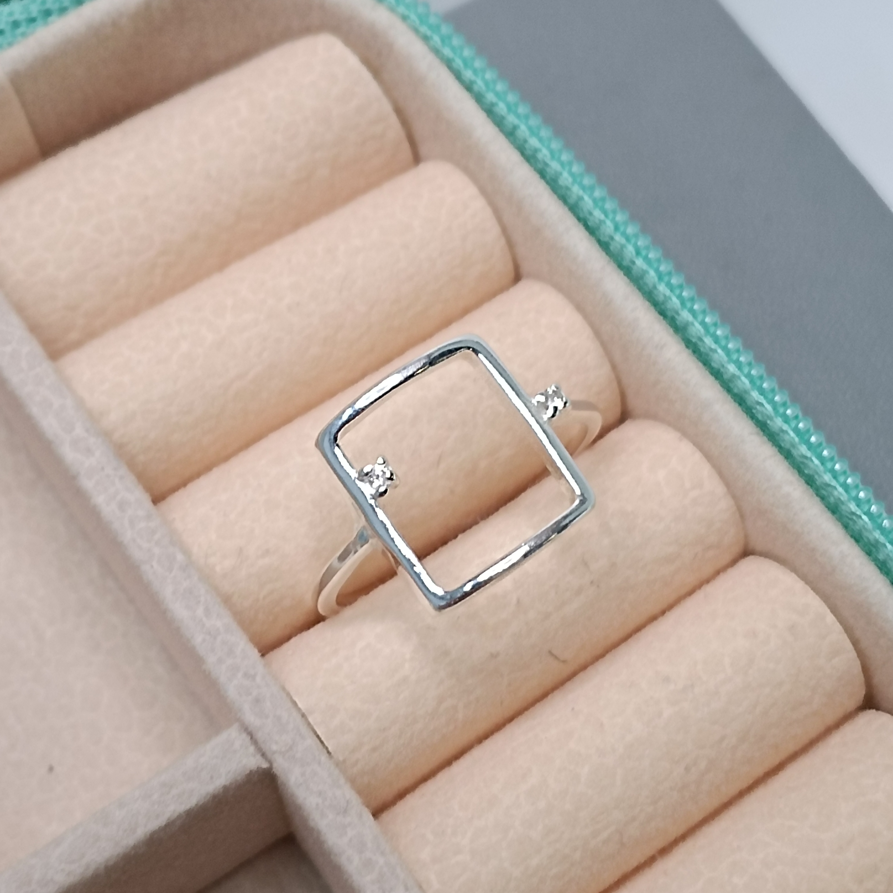 Anel De Prata Retangulo Vazado Com 2 Zirconias Cod:ANI-27 (Ref:2241)