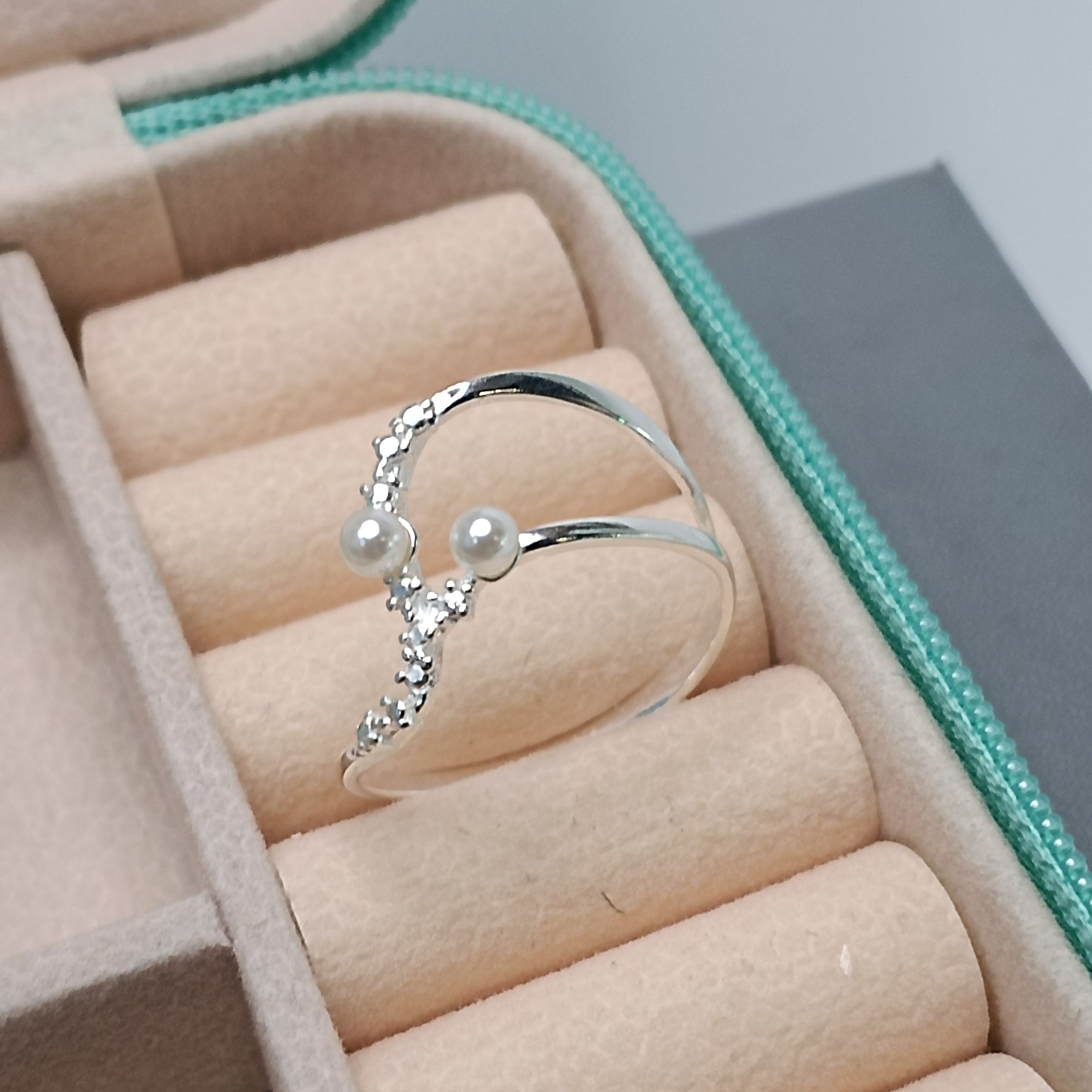 Anel De Prata Y Com 2 Pérolas Fio Torto Com Zirconia Cod:ANI-34 (Ref:1899)