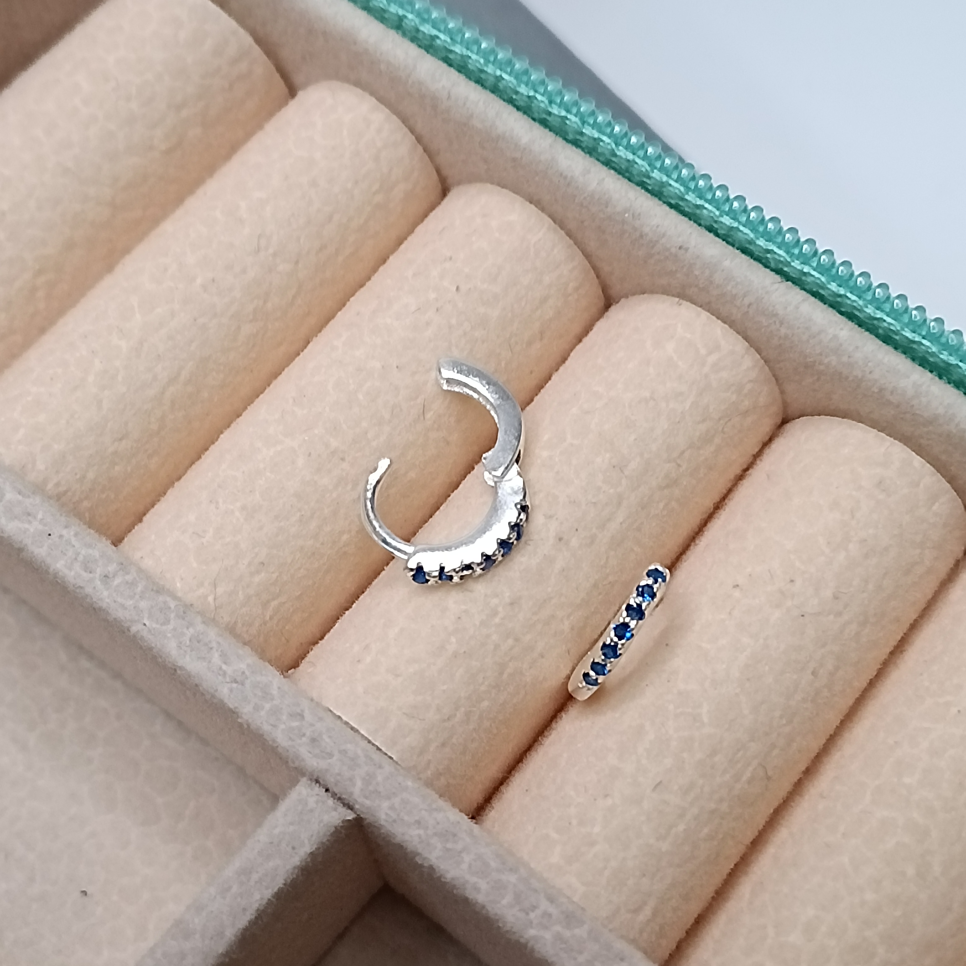 Brinco De Prata Argola Click Cravejada 2mm P Zirconia Azul