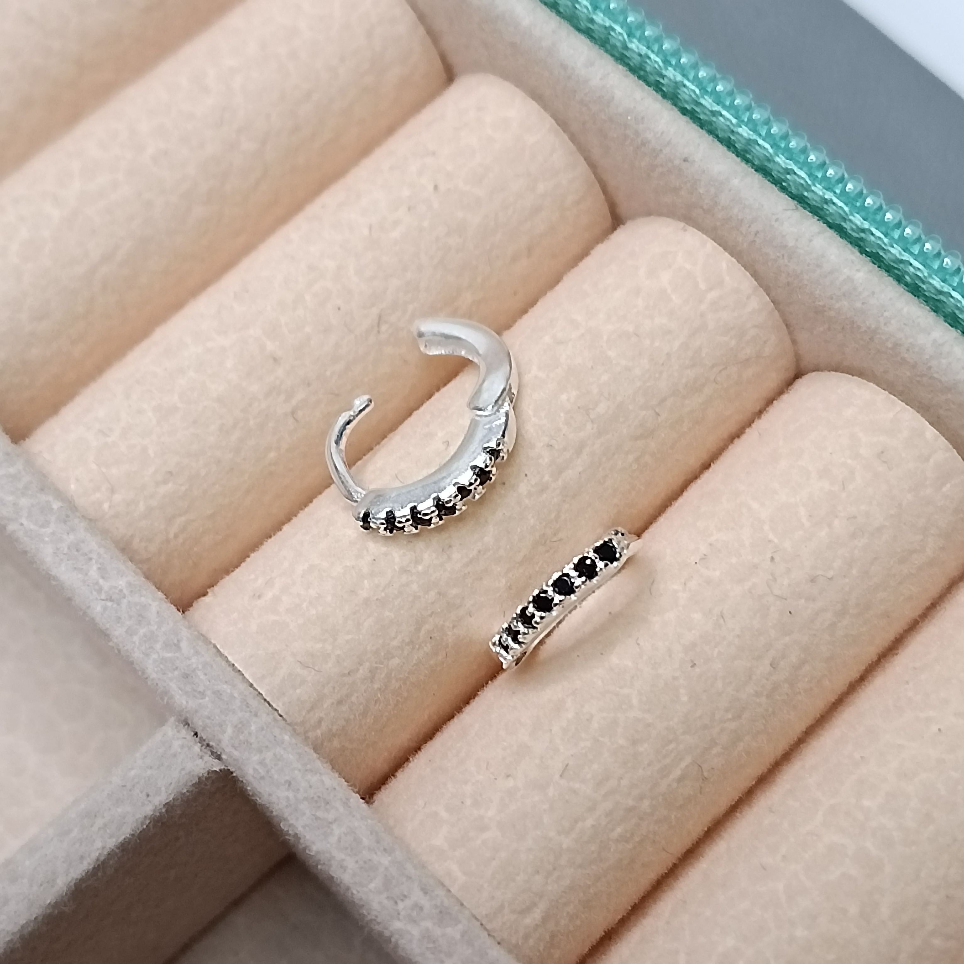 Brinco De Prata Argola Click Cravejada 2mm P Zirconia Preta
