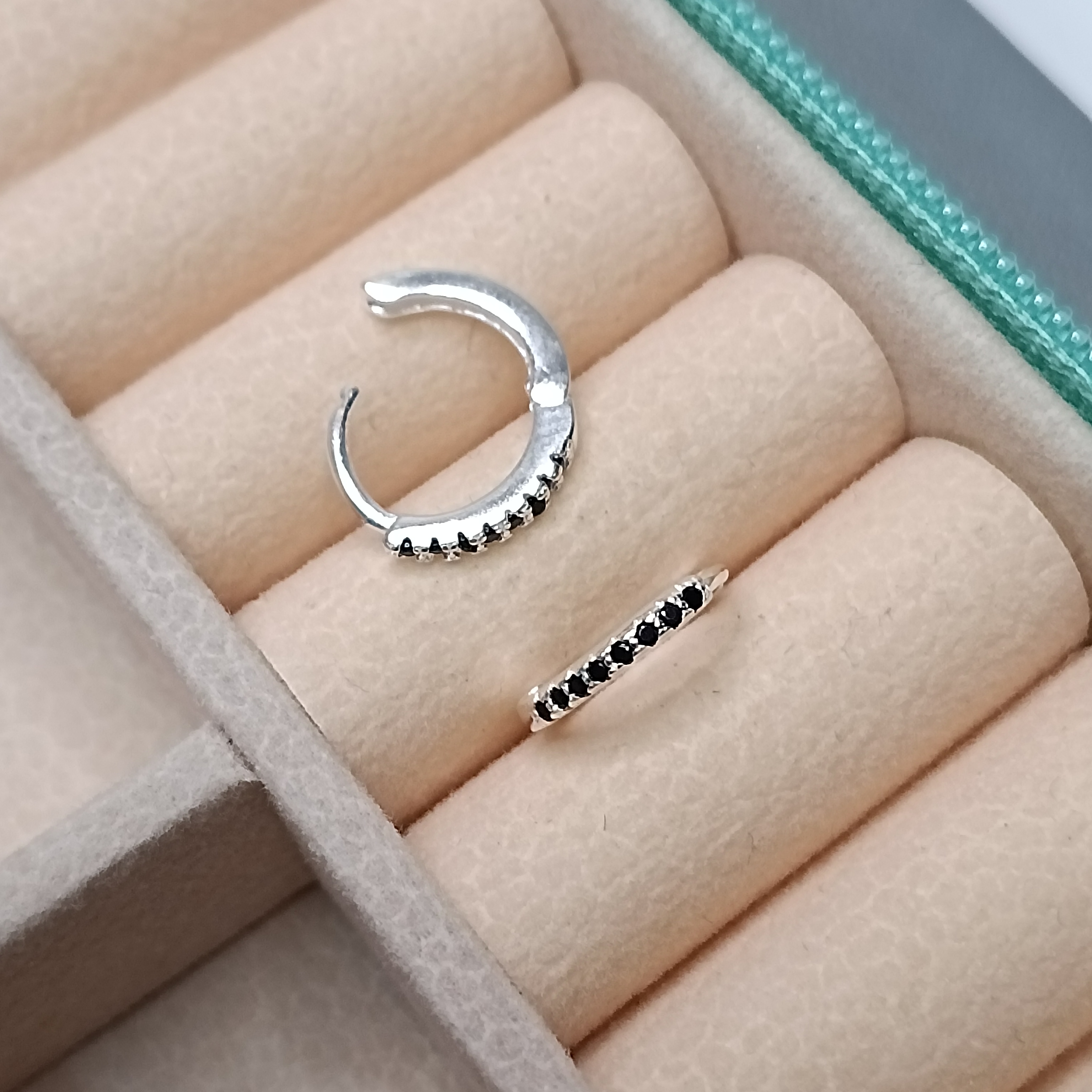 Brinco De Prata Argola Click Cravejada 2mm M Zirconia Preta