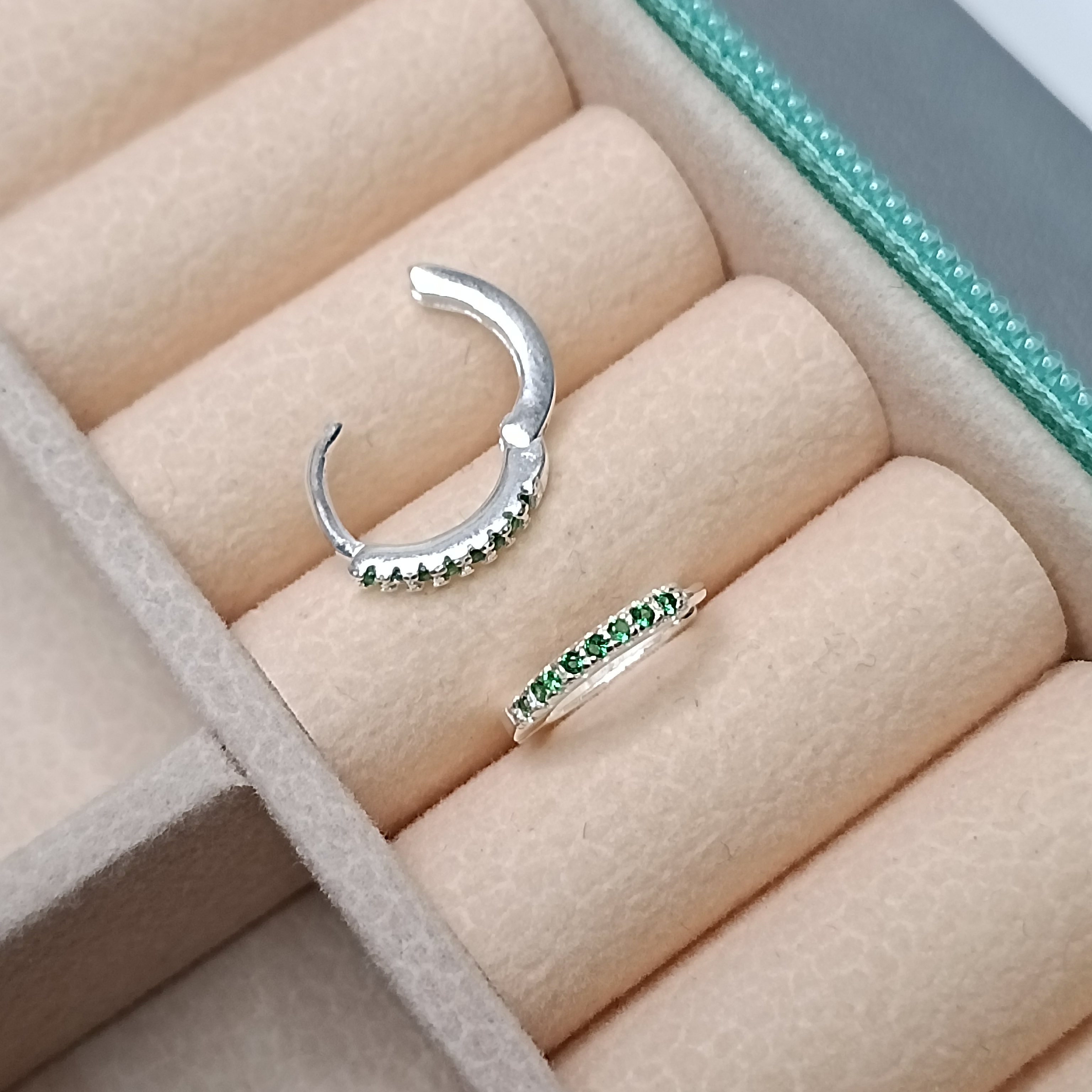 Brinco De Prata Argola Click Cravejada 2mm M Zirconia Verde