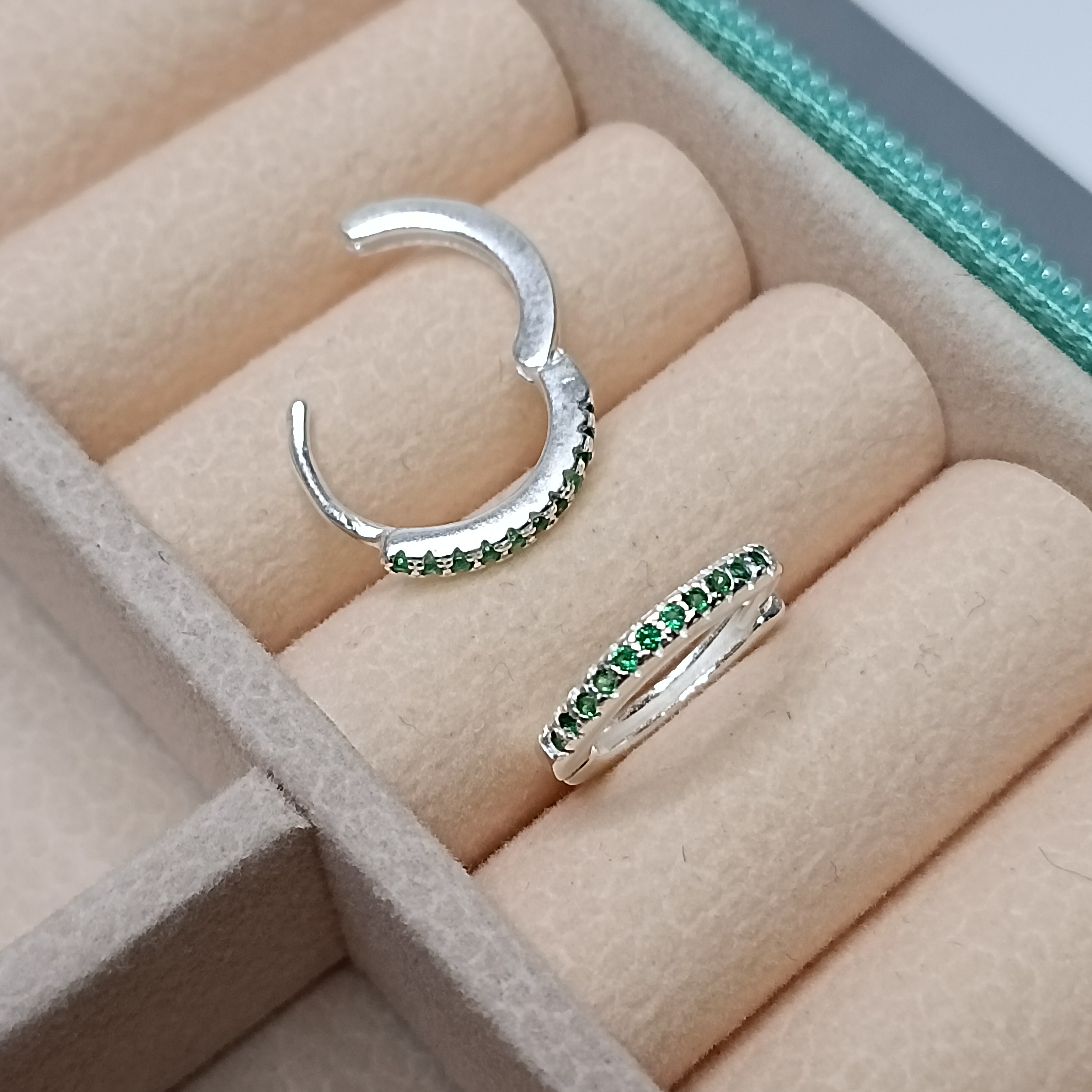 Brinco De Prata Argola Click Cravejada 2mm G Zirconia Verde