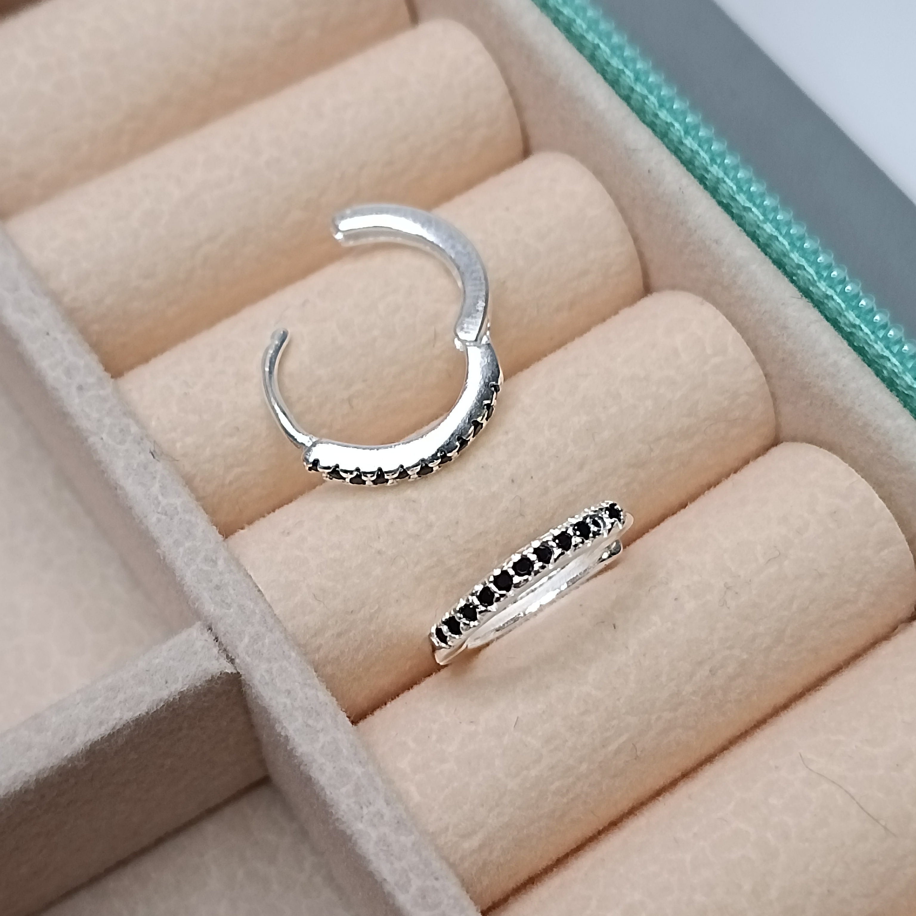 Brinco De Prata Argola Click Cravejada 2mm G Zirconia Preta