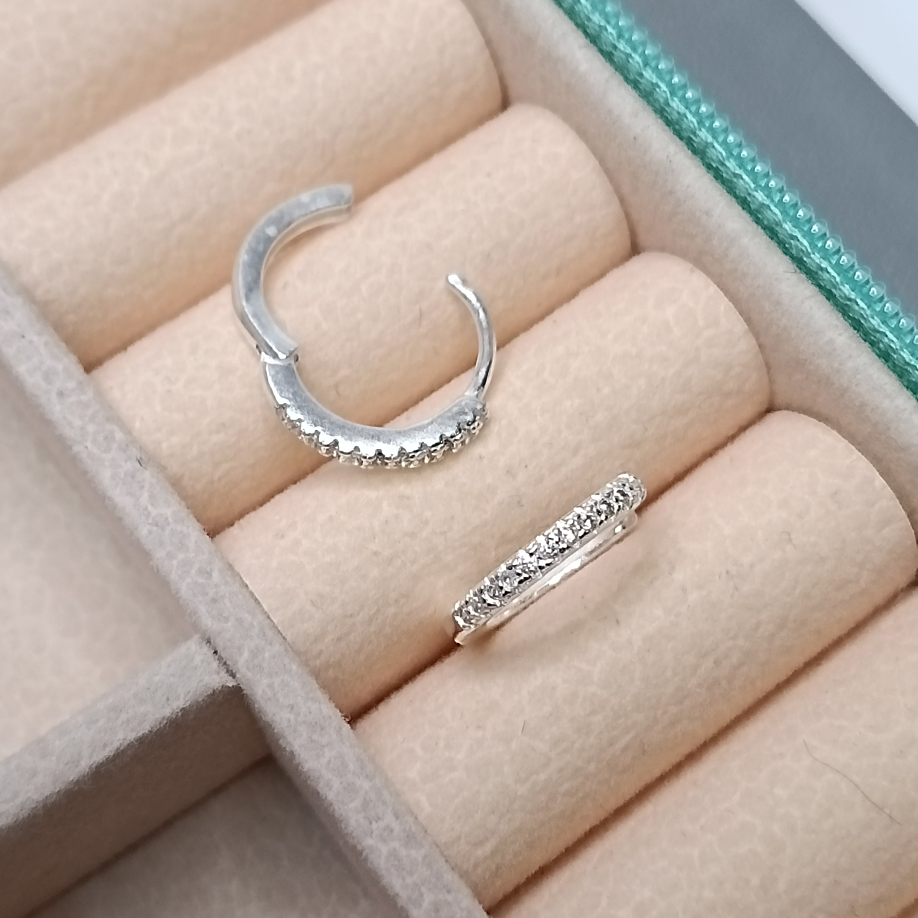 Brinco De Prata Argola Click Cravejada 2mm G Zirconia Branca