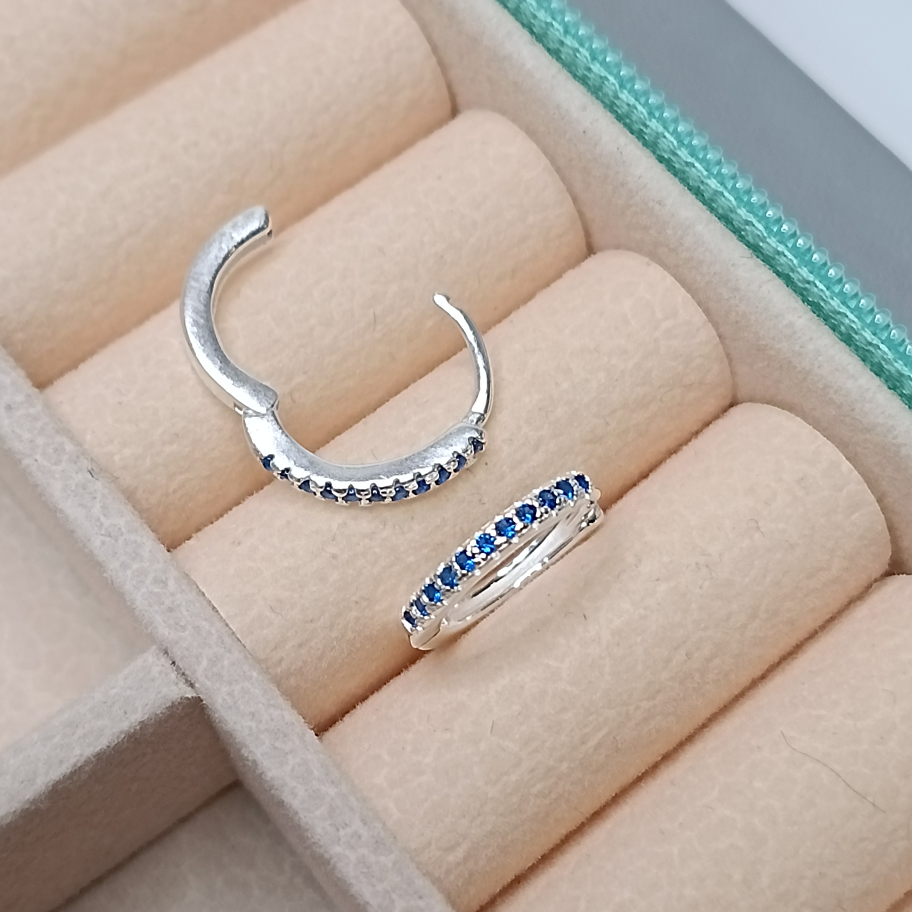 Brinco De Prata Argola Click Cravejada 2mm G Zirconia Azul